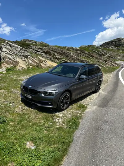 BMW 320d Touring xDrive Sport-Line — Diesel performant, toit panoramique, pneus neufs 2026 — vue extérieure