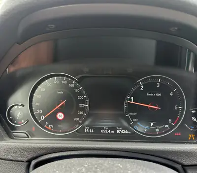 BMW 320d Touring xDrive Sport-Line — Diesel performant, toit panoramique, pneus neufs 2026 — tableau de bord