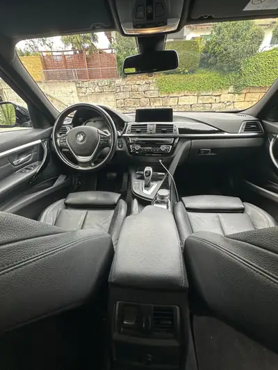 BMW 320d Touring xDrive Sport-Line — Diesel performant, toit panoramique, pneus neufs 2026 — intérieur