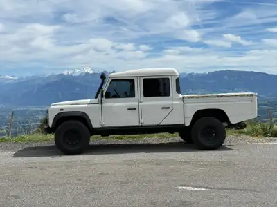 Land Rover Defender 130 TD5 — Pickup légendaire, 110'000 km, moteur diesel robuste — vista esterna