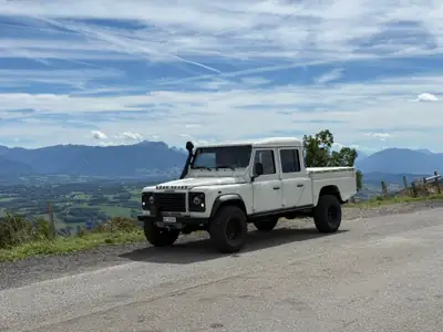 Land Rover Defender 130 TD5 — Pickup légendaire, 110'000 km, moteur diesel robuste — vista posteriore