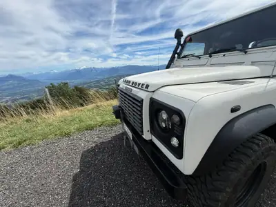 Land Rover Defender 130 TD5 — Pickup légendaire, 110'000 km, moteur diesel robuste — interni