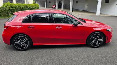 Mercedes-Benz A 200 AMG Line — Berline compacte sportive, boîte DCT révisée — dettaglio