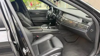 BMW 730d xDrive — Berline de prestige diesel, 181 000 km, transmission intégrale — tableau de bord