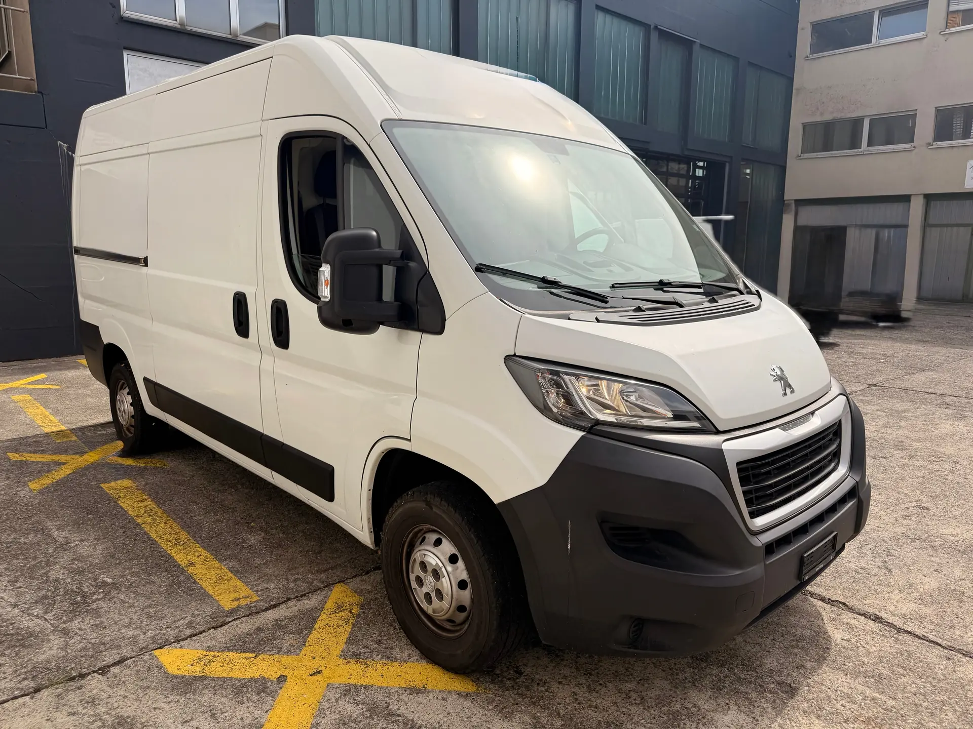 Peugeot Boxer 2.0 BlueHDi 130 — Utilitaire robuste, 102'000 km, motorisation efficace