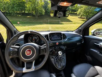 Fiat 500 2021 — L'icône urbaine aux teintes élégantes, moteur hybride léger — Heckansicht