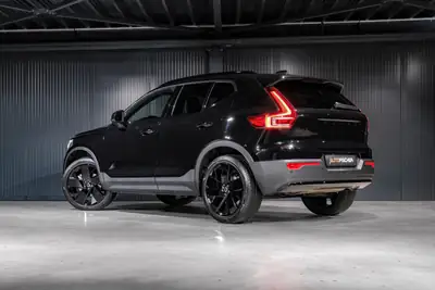 Volvo XC40 B3 Plus Black Edition — Hybride mild, design premium et technologie suédoise — côté