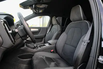 Volvo XC40 B3 Plus Black Edition — Hybride mild, design premium et technologie suédoise — Miniature 10