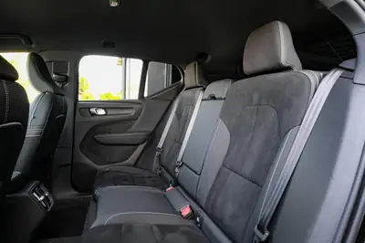 Volvo XC40 B3 Plus Black Edition — Hybride mild, design premium et technologie suédoise — Miniature 12