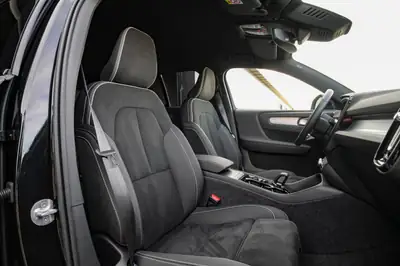 Volvo XC40 B3 Plus Black Edition — Hybride mild, design premium et technologie suédoise — Miniature 11