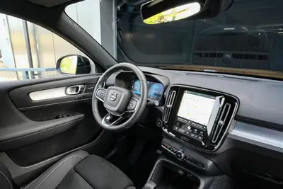 Volvo XC40 B3 Plus Black Edition — Hybride mild, design premium et technologie suédoise — Miniature 14