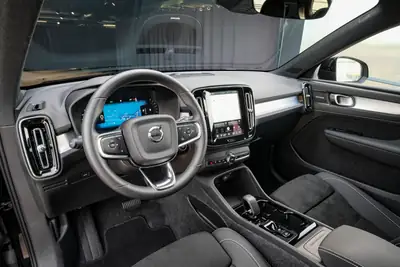 Volvo XC40 B3 Plus Black Edition — Hybride mild, design premium et technologie suédoise — Miniature 13