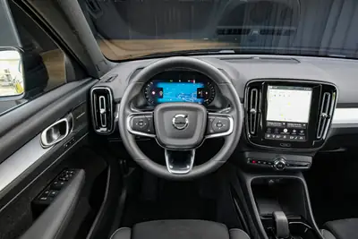 Volvo XC40 B3 Plus Black Edition — Hybride mild, design premium et technologie suédoise — Miniature 16