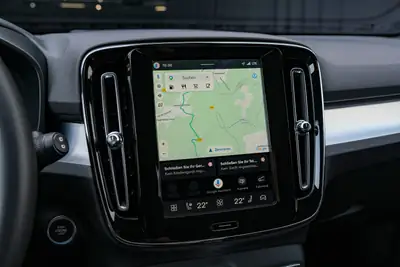 Volvo XC40 B3 Plus Black Edition — Hybride mild, design premium et technologie suédoise — Miniature 18