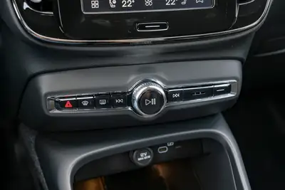 Volvo XC40 B3 Plus Black Edition — Hybride mild, design premium et technologie suédoise — Miniature 20