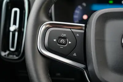 Volvo XC40 B3 Plus Black Edition — Hybride mild, design premium et technologie suédoise — Miniature 24