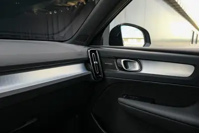 Volvo XC40 B3 Plus Black Edition — Hybride mild, design premium et technologie suédoise — Miniature 22