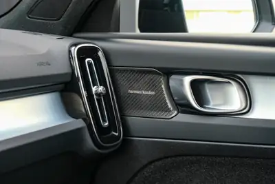 Volvo XC40 B3 Plus Black Edition — Hybride mild, design premium et technologie suédoise — Miniature 23