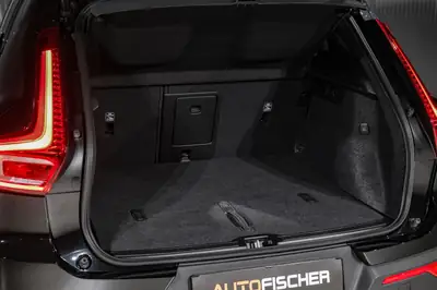 Volvo XC40 B3 Plus Black Edition — Hybride mild, design premium et technologie suédoise — Miniature 25