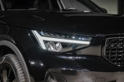 Volvo XC40 B3 Plus Black Edition — Hybride mild, design premium et technologie suédoise — Miniature 27