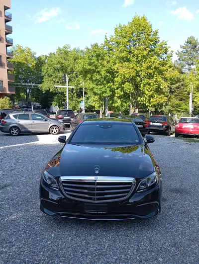 Mercedes-Benz E 400 Exclusive 4Matic — Berline premium 333 ch, intérieur cuir noir — côté