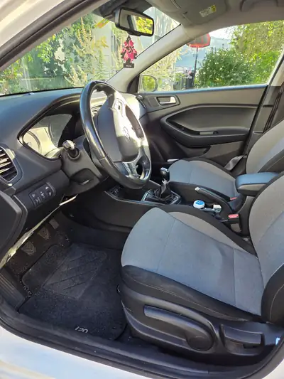 Hyundai i20 1.2 Amplia — Citadine fiable, entretien économique, sans accident — Armaturenbrett
