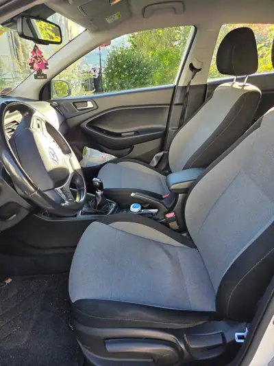 Hyundai i20 1.2 Amplia — Citadine fiable, entretien économique, sans accident — Innenraum