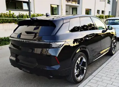 Opel Grandland -e Ultimate — SUV électrique performant, 8 500 km seulement — Heckansicht