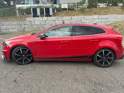 Volvo V40 T2 Sport 200 ch — Break dynamique, toit noir teinté, service frais — côté