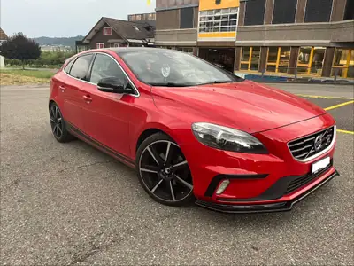 Volvo V40 T2 Sport 200 ch — Break dynamique, toit noir teinté, service frais — détail