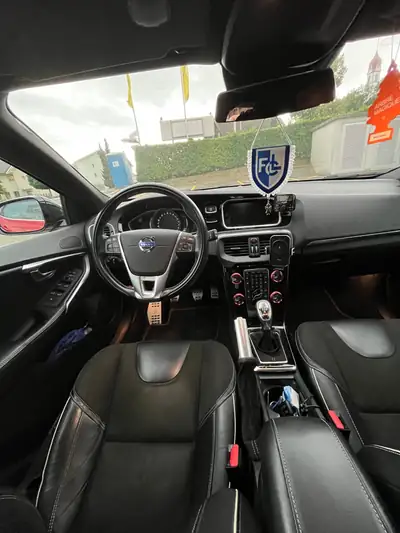 Volvo V40 T2 Sport 200 ch — Break dynamique, toit noir teinté, service frais — Miniature 10