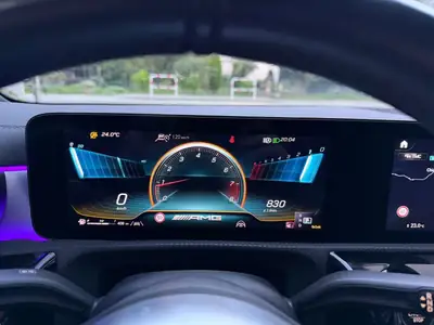 Mercedes-AMG A 45 S 4matic+ — 421 ch, performances extrêmes en compact sportif — dashboard
