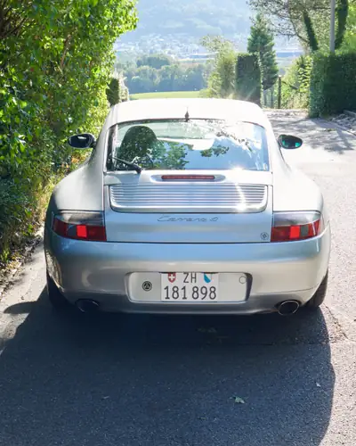 Porsche 911 Carrera 4 — Légende des années 90, transmission manuelle authentique — vista posteriore