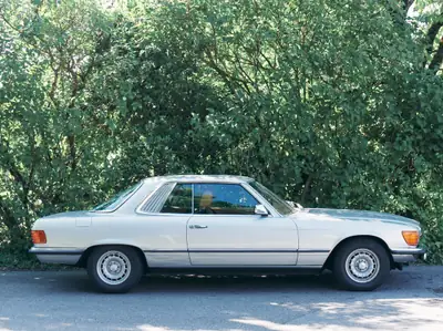 Mercedes-Benz SLC 350 — Coupé sportif années 1970, châssis iconique et élégance intemporelle — côté