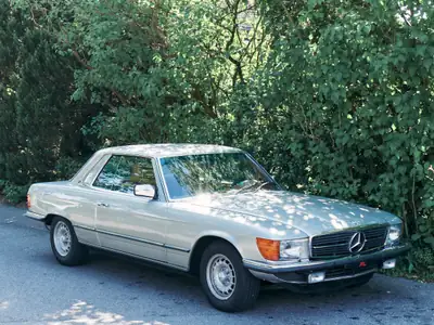 Mercedes-Benz SLC 350 — Coupé sportif années 1970, châssis iconique et élégance intemporelle — vue extérieure