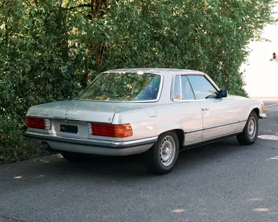 Mercedes-Benz SLC 350 — Coupé sportif années 1970, châssis iconique et élégance intemporelle — arrière