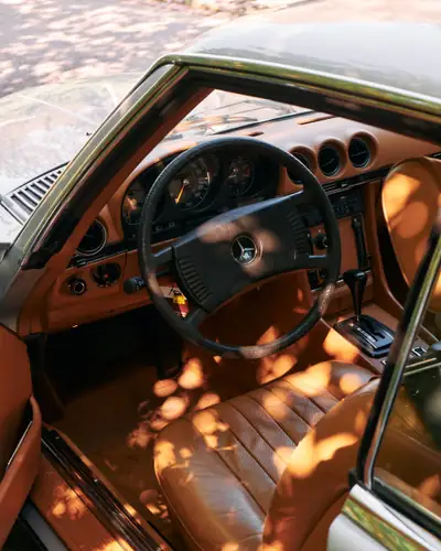 Mercedes-Benz SLC 350 — Coupé sportif années 1970, châssis iconique et élégance intemporelle — tableau de bord