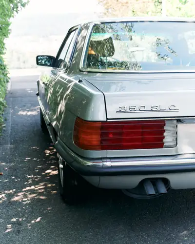 Mercedes-Benz SLC 350 — Coupé sportif années 1970, châssis iconique et élégance intemporelle — intérieur