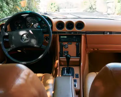Mercedes-Benz SLC 350 — Coupé sportif années 1970, châssis iconique et élégance intemporelle — détail