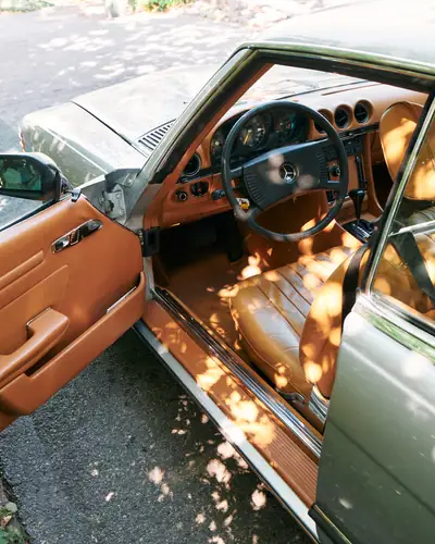 Mercedes-Benz SLC 350 — Coupé sportif années 1970, châssis iconique et élégance intemporelle — Miniature 9
