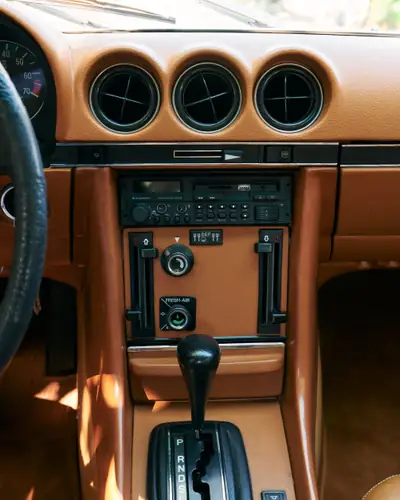 Mercedes-Benz SLC 350 — Coupé sportif années 1970, châssis iconique et élégance intemporelle — Miniature 8