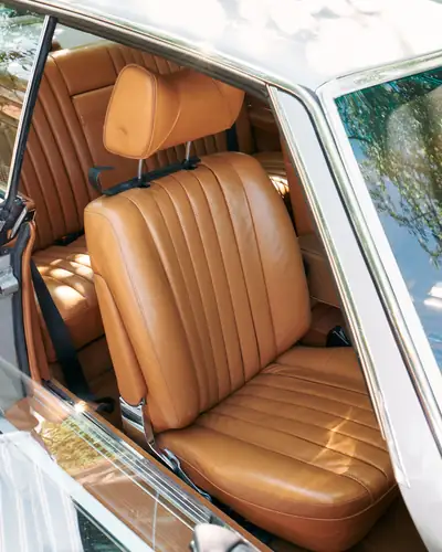 Mercedes-Benz SLC 350 — Coupé sportif années 1970, châssis iconique et élégance intemporelle — Miniature 10