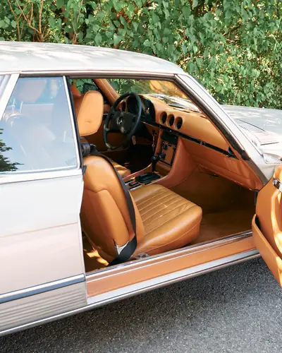 Mercedes-Benz SLC 350 — Coupé sportif années 1970, châssis iconique et élégance intemporelle — Miniature 11