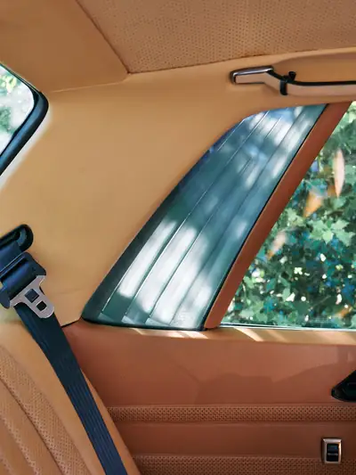 Mercedes-Benz SLC 350 — Coupé sportif années 1970, châssis iconique et élégance intemporelle — Miniature 13
