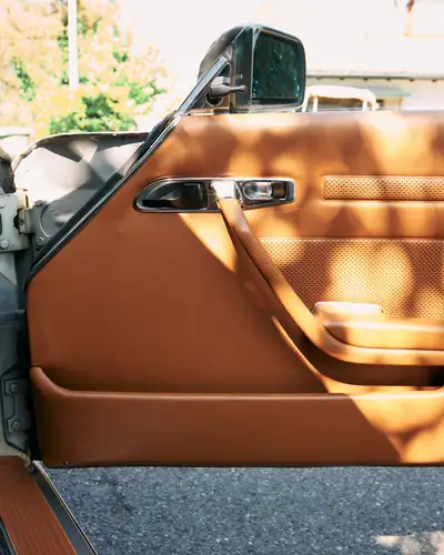Mercedes-Benz SLC 350 — Coupé sportif années 1970, châssis iconique et élégance intemporelle — Miniature 14