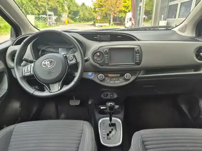 Toyota Yaris 1.5 VVT-i HSD Trend — Hybride économique, entretien frais — Innenraum