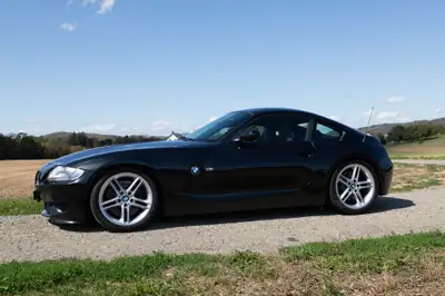 BMW Z4 M Coupé 2007 — Sportive légendaire, 342 ch et boîte manuelle — fianco