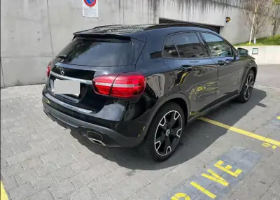 Mercedes-Benz GLA 200 Urban — Citadin dynamique, motorisation essence efficace — fianco