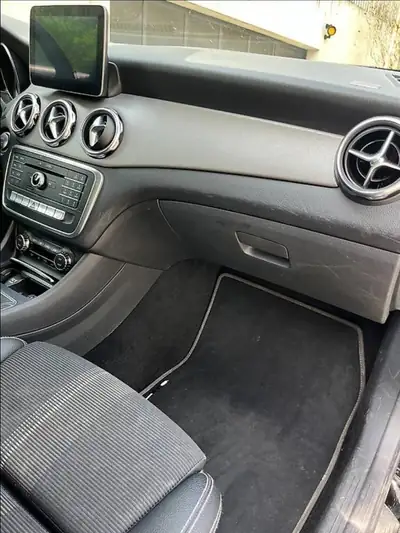 Mercedes-Benz GLA 200 Urban — Citadin dynamique, motorisation essence efficace — interni