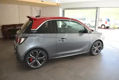 Opel Adam 1.4i Turbo S — Citadine dynamique, moteur suralimenté et design affirmé — tableau de bord